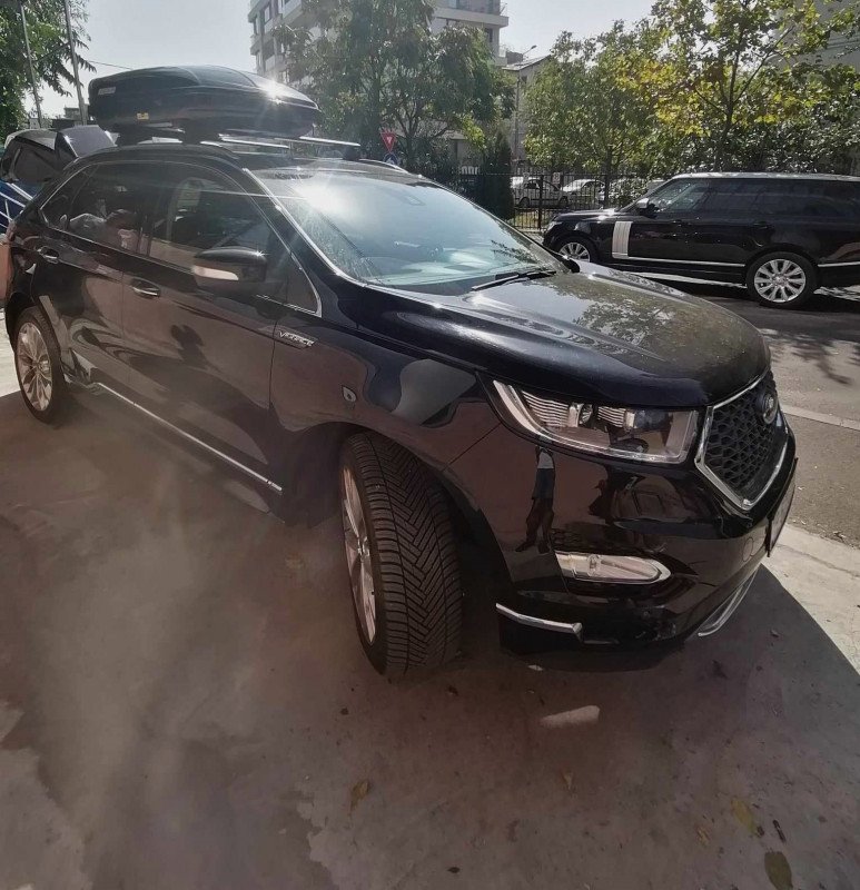 Ford Edge with Menabo Leopard roof bars and a Menabo Mania roof box