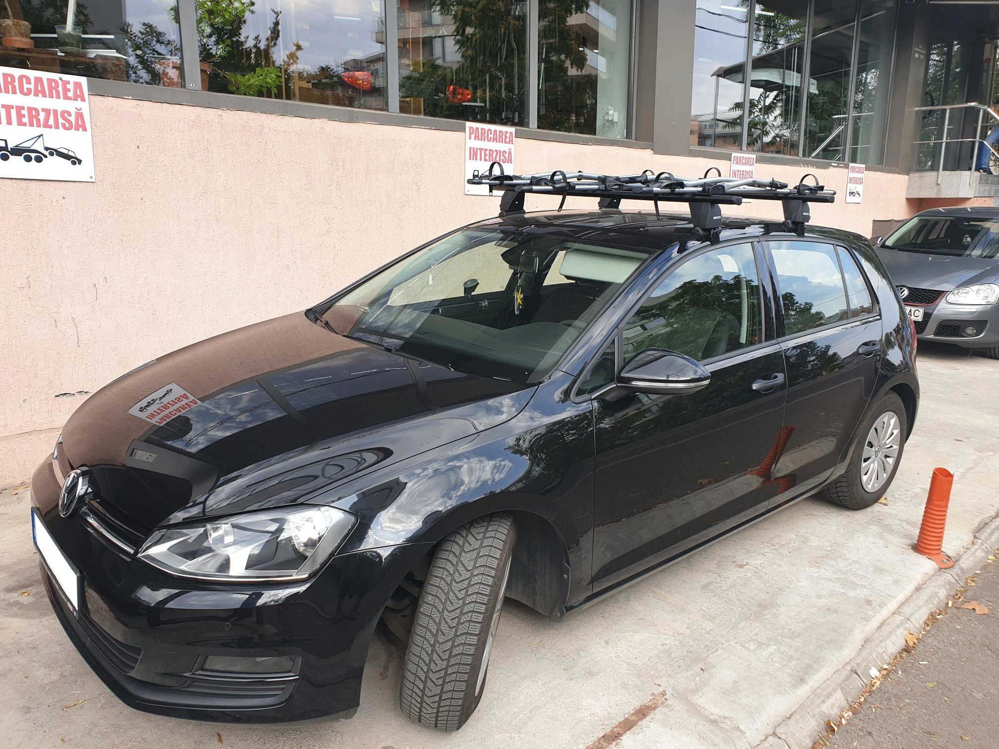 Volkswagen Golf with Menabo Delta roof bars and two Thule FreeRide 532 bike racks