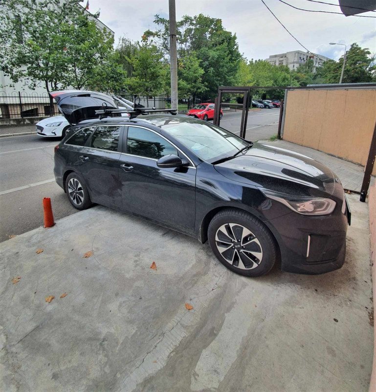 Kia Ceed with Menabo Tiger roof bars and a Menabo Juza bike rack