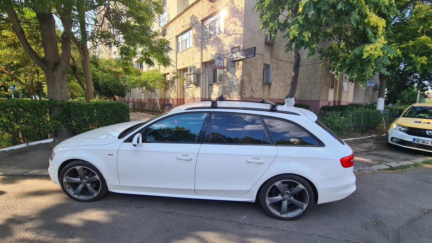 Audi A4 with Menabo Tiger Black XL roof bars and a Thule FreeRide 532 bike rack