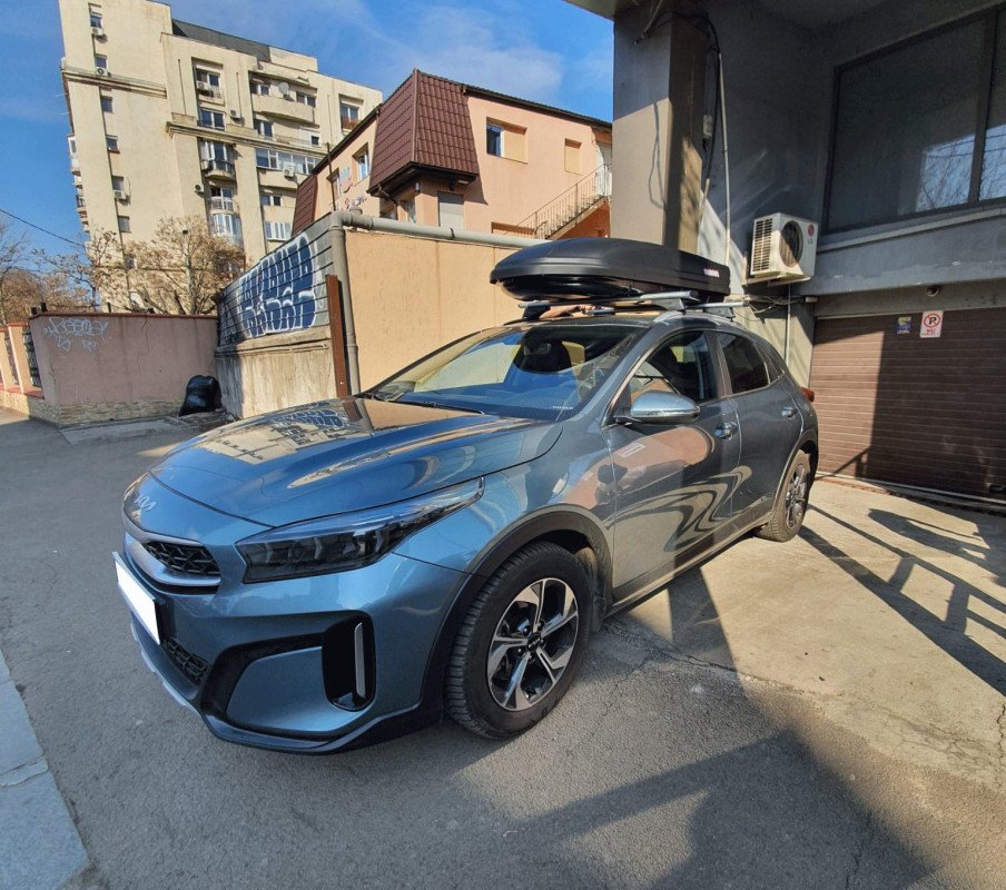 Kia XCeed with Menabo Leopard roof bars and a Menabo Marathon roof box