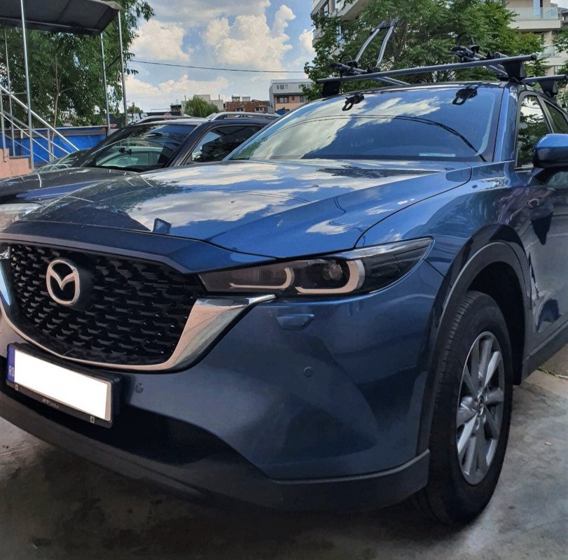 Mazda CX-5 with Menabo Delta roof bars and two Thule FreeRide 532 bike racks
