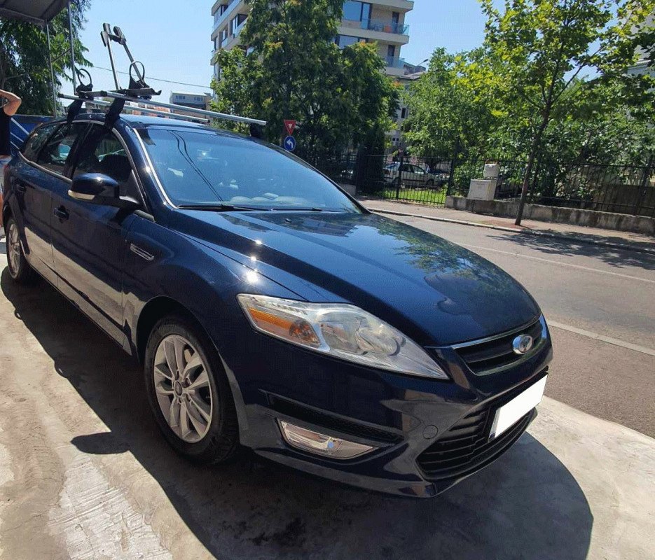 Ford Mondeo with Menabo Tema roof bars and a Menabo Juza bike rack