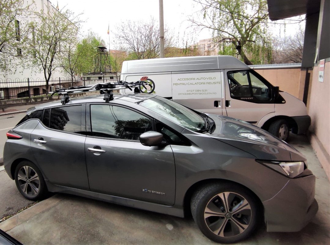 Nissan Leaf with Menabo Tema roof bars and Thule FreeRide 532 bike racks