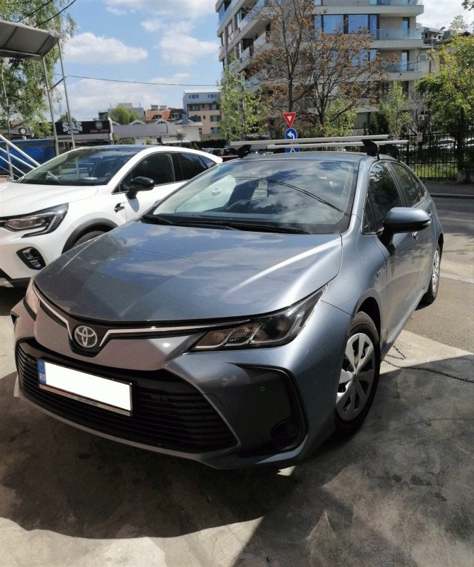 Toyota Corolla with Menabo Omega roof bars and a Thule FreeRide 532 bike rack