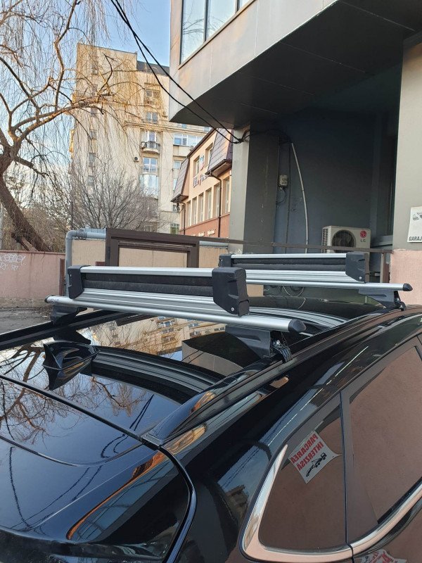 Hyundai Tucson with Menabo Tiger roof bars and a Menabo Yelo 6 ski & snowboard rack