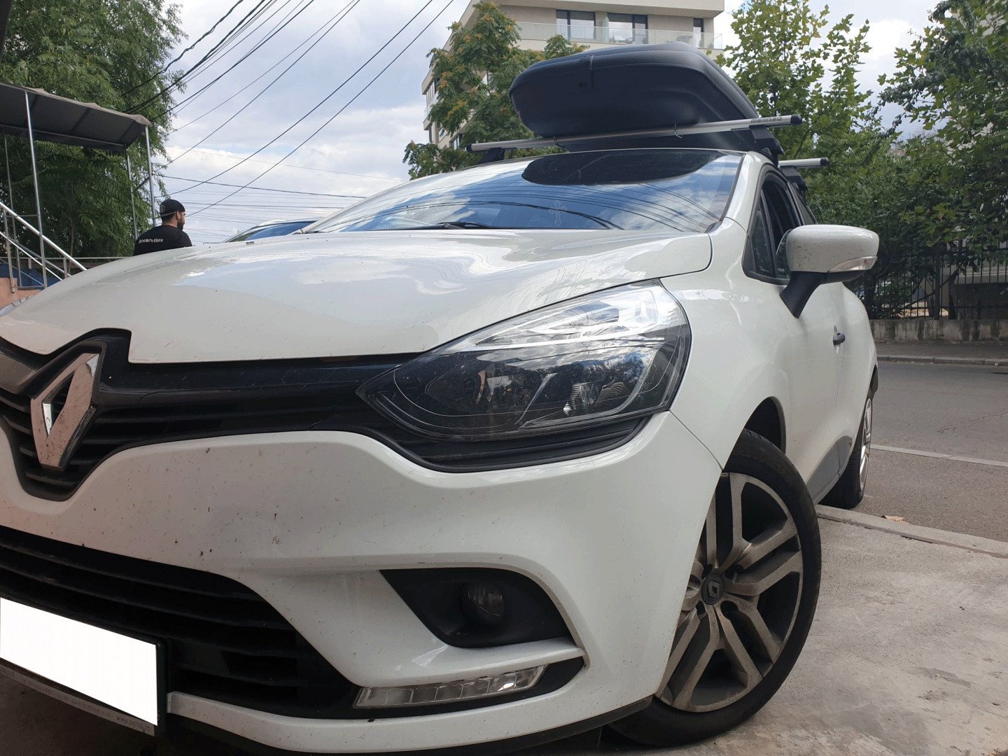 Renault Clio with Menabo Tema roof bars and a Carbon Look roof box