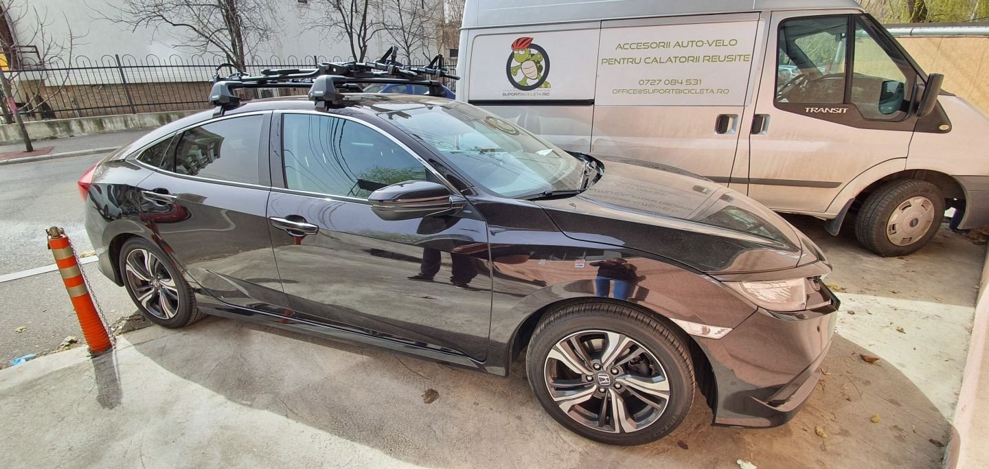 Honda Civic with Thule Evo Clamp roof bars and two Thule ProRide 598 roof bike racks