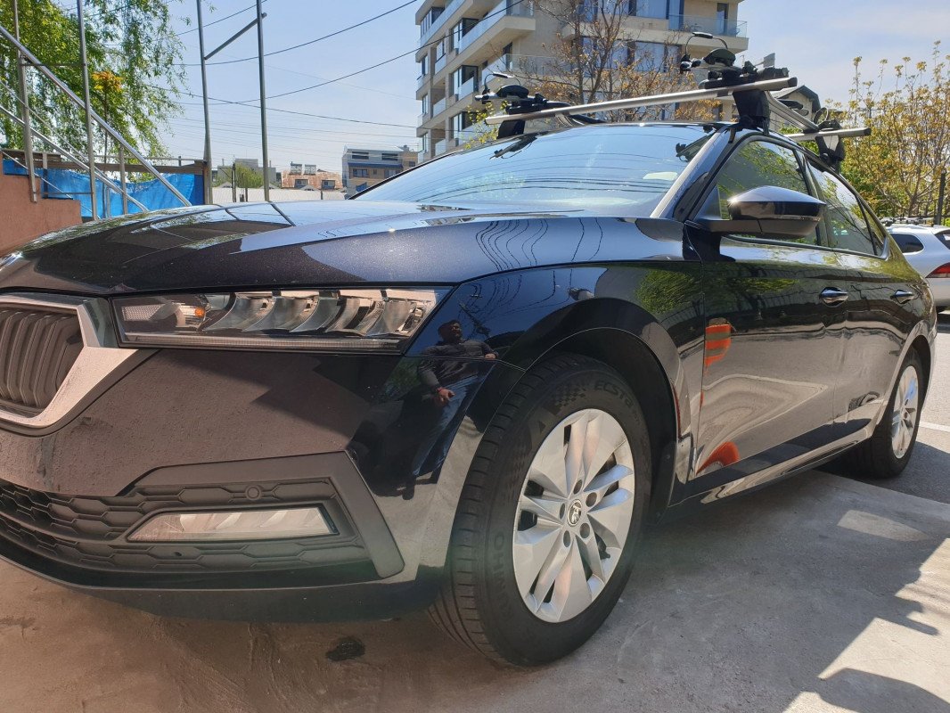 Skoda Octavia with Menabo Delta roof bars and two Thule FreeRide 532 roof bike racks