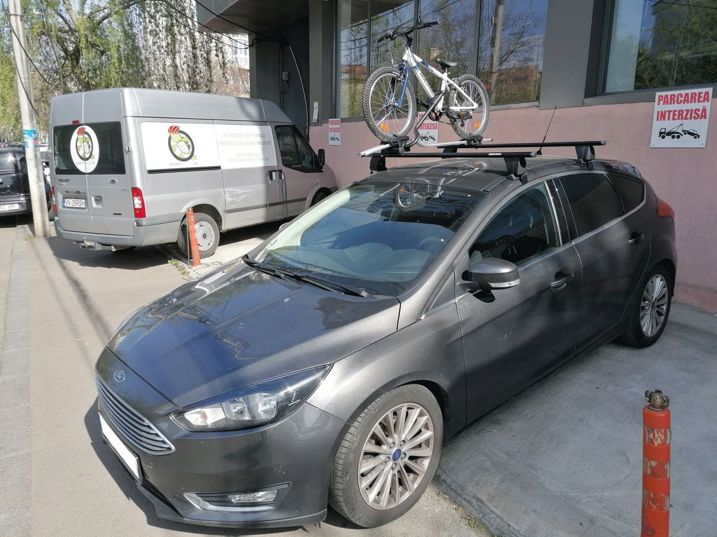 Ford Focus with Menabo Delta roof bars and a Thule FreeRide 532 roof bike rack