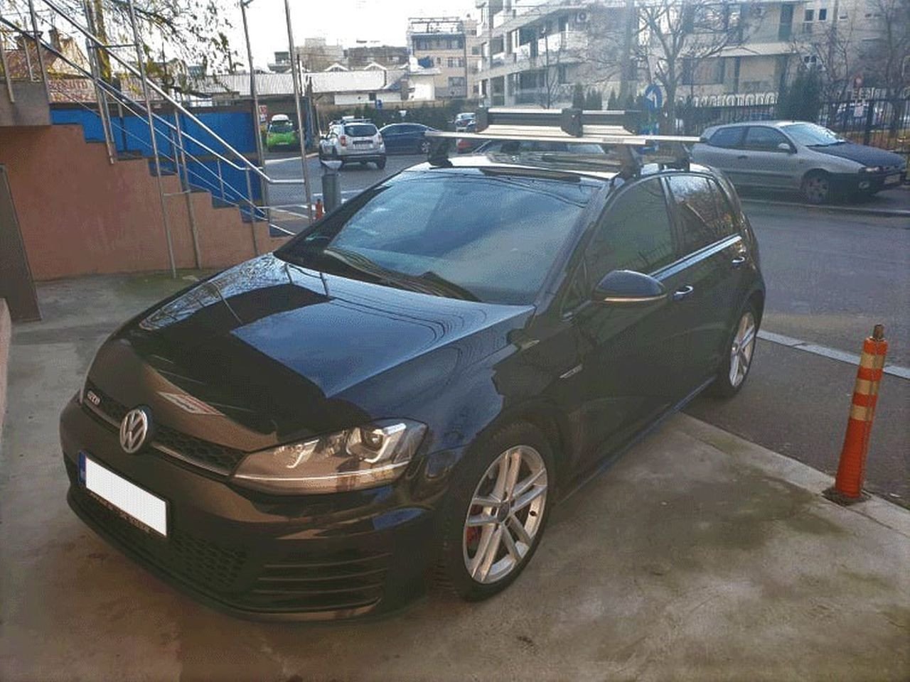 Volkswagen Golf with Menabo Tema roof bars and a Menabo Yelo 4 ski & snowboard rack
