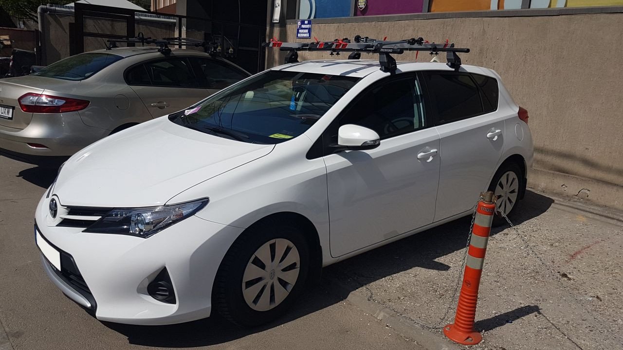 Toyota Auris with Menabo Tema roof bars and Menabo Huggy bike racks