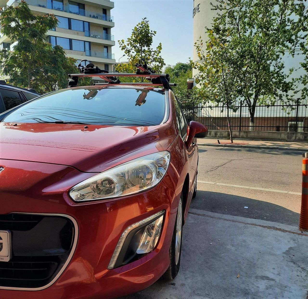 Peugeot 308 with Menabo Tema roof bars and Thule ProRide 598 bike racks