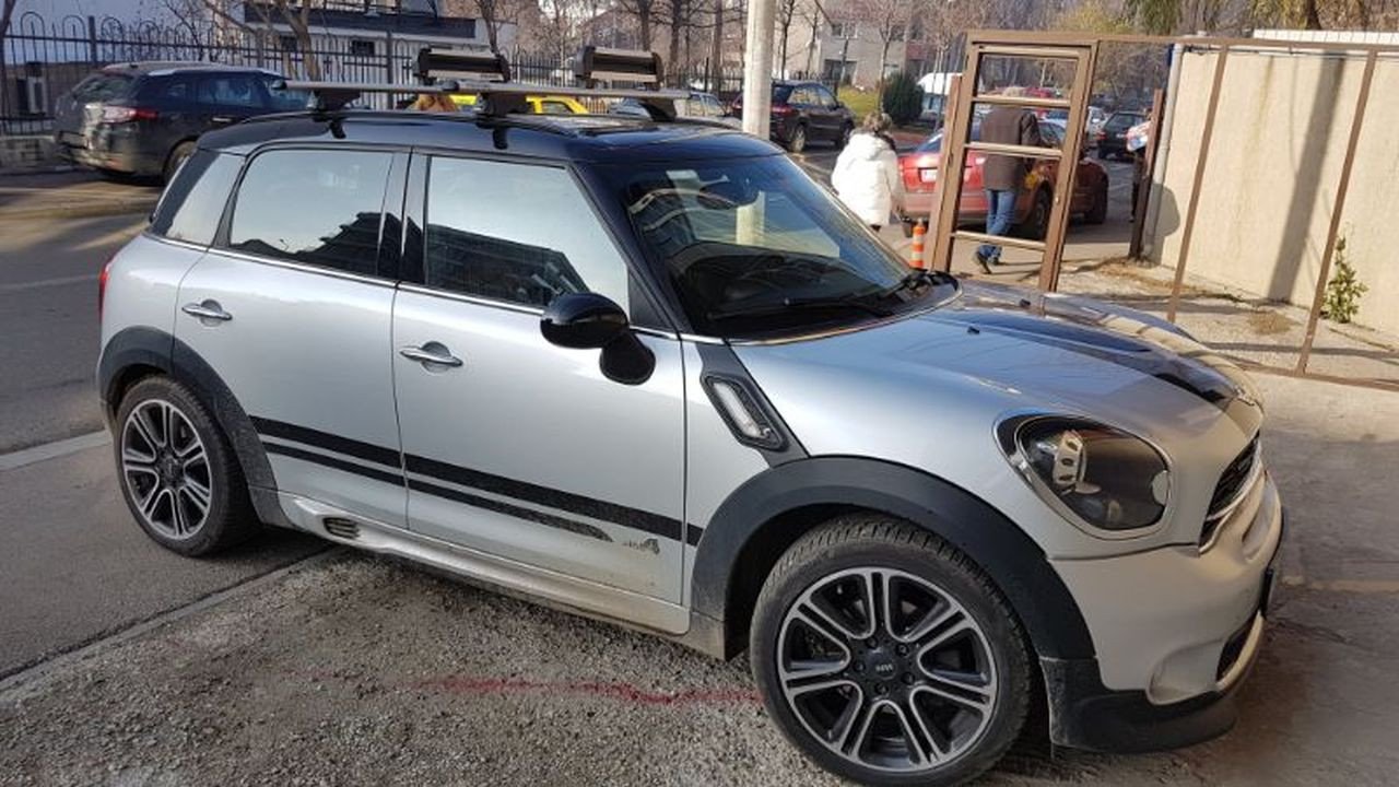 Mini Cooper Countryman with Menabo Tiger roof bars and a Menabo Iceberg 4 ski & snowboard rack