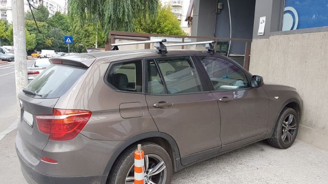 BMW X3 with Menabo Tema roof bars and a Thule FreeRide 532 bike rack