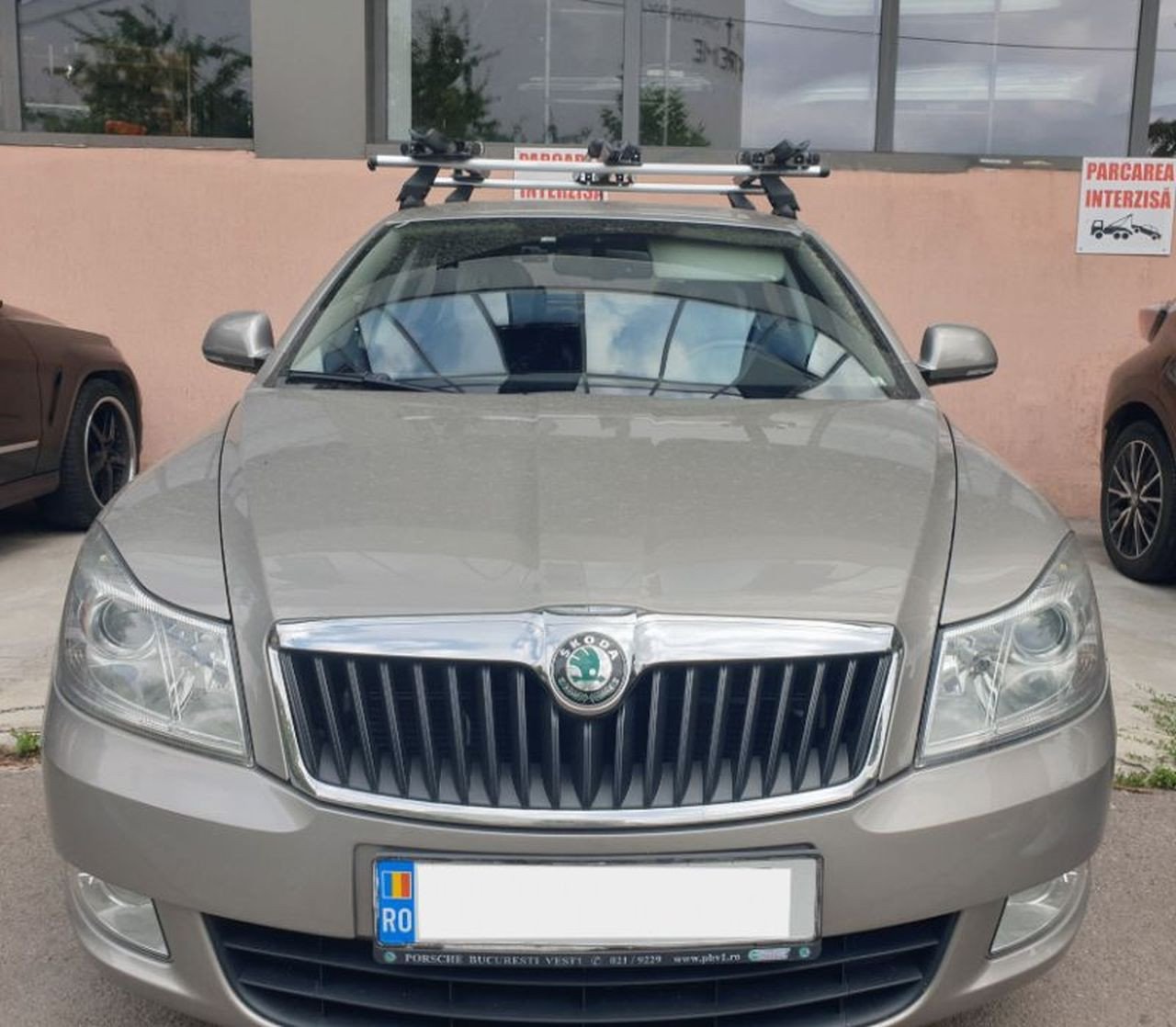 Skoda Octavia with Menabo Tema roof bars and Menabo Iron bike racks