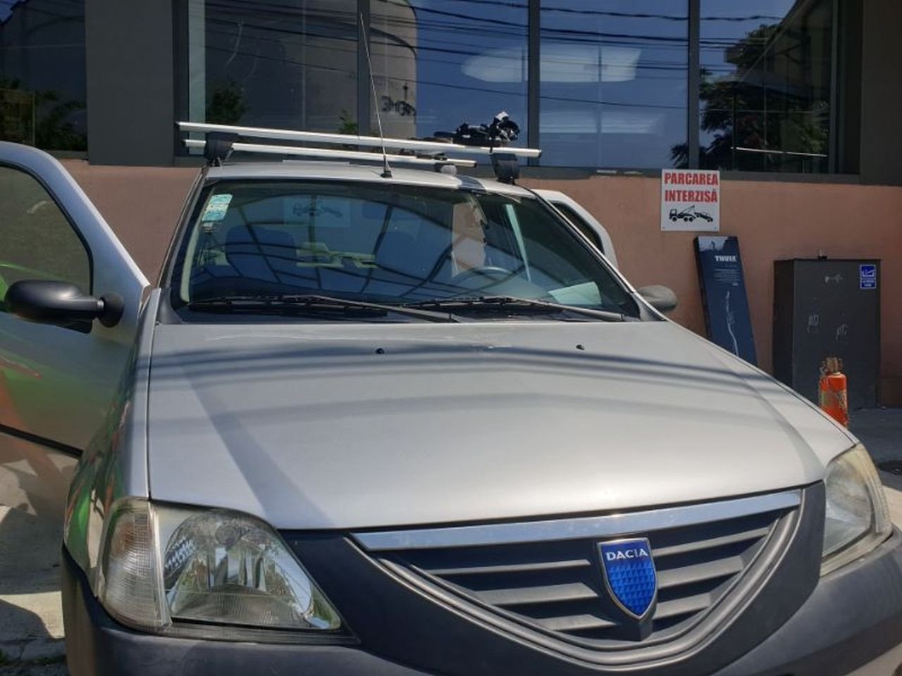 Dacia Logan with Menabo Delta roof bars and a Thule FreeRide 532 bike rack