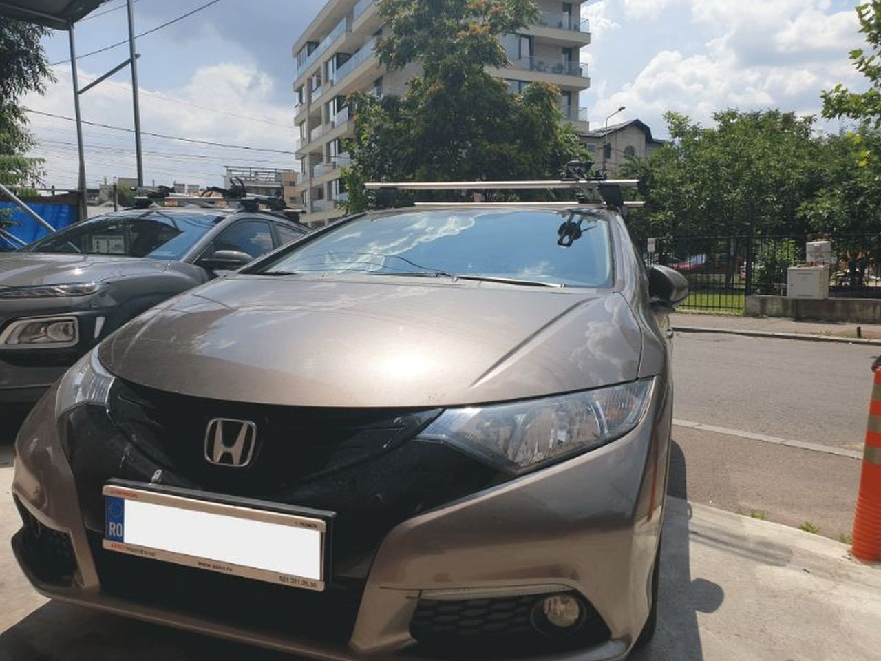 Honda Civic with Menabo Delta roof bars and a Thule FreeRide 532 bike rack