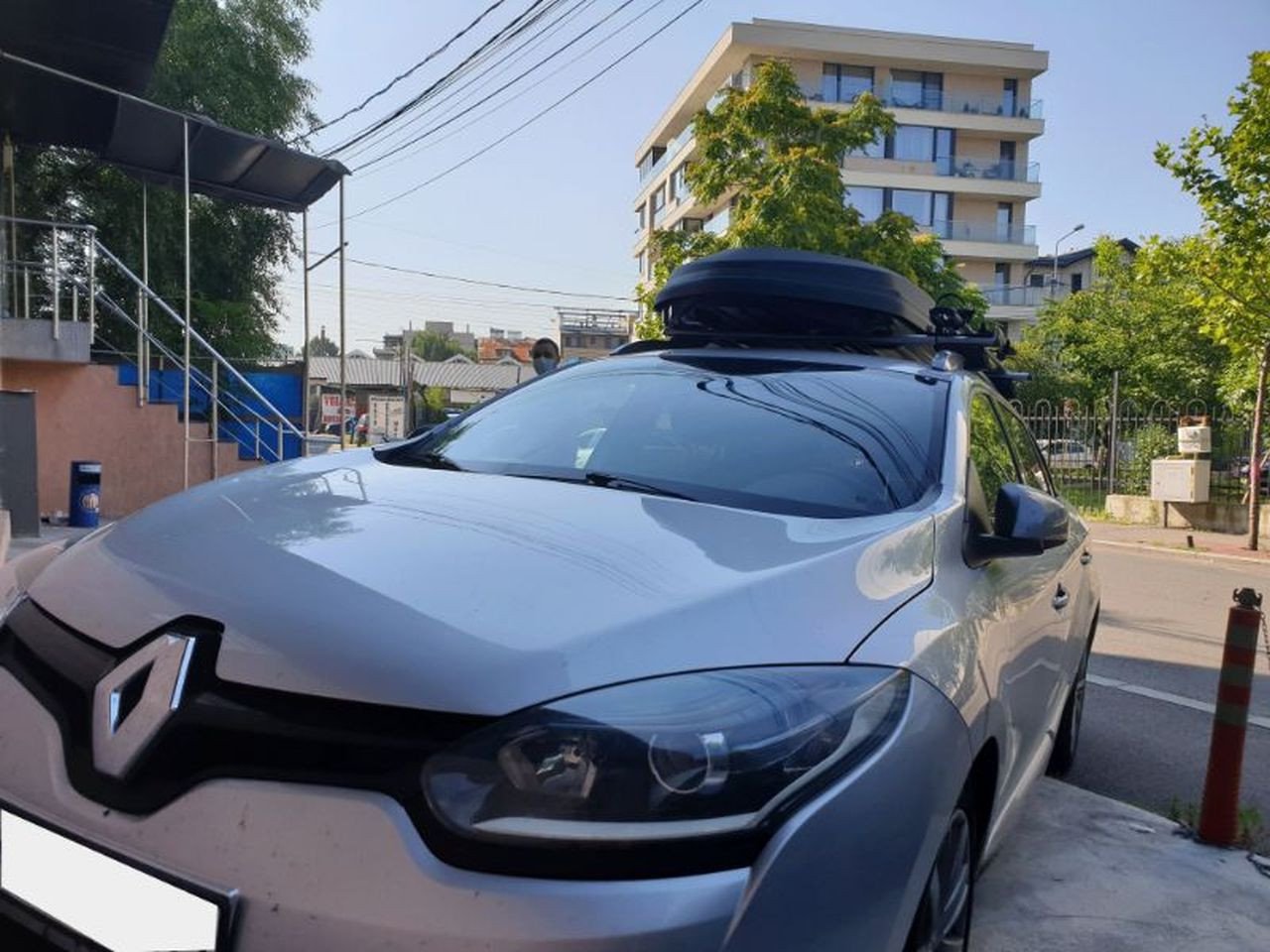 Renault Megane with Menabo Sherman roof bars, a Menabo Diamond roof box and a Thule FreeRide 532 bike rack