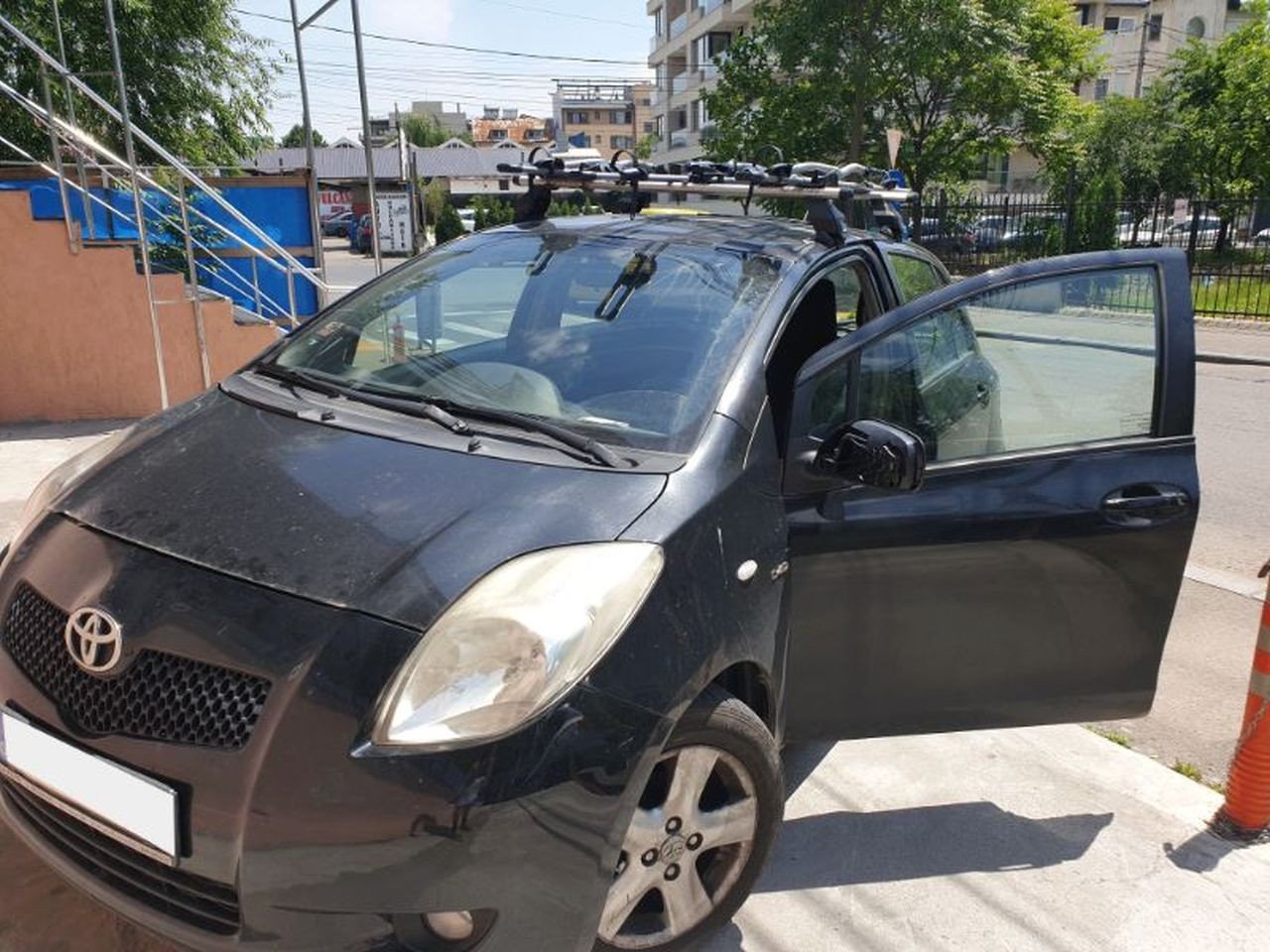 Toyota Yaris with Menabo Tema roof bars and a Thule FreeRide 532 bike rack