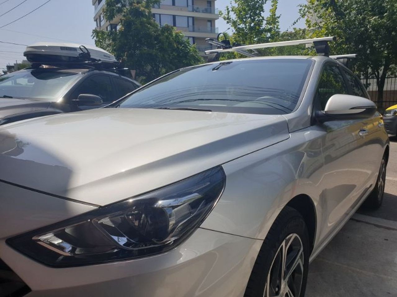 Hyundai i30 with Menabo Delta roof bars and a Thule FreeRide bike rack