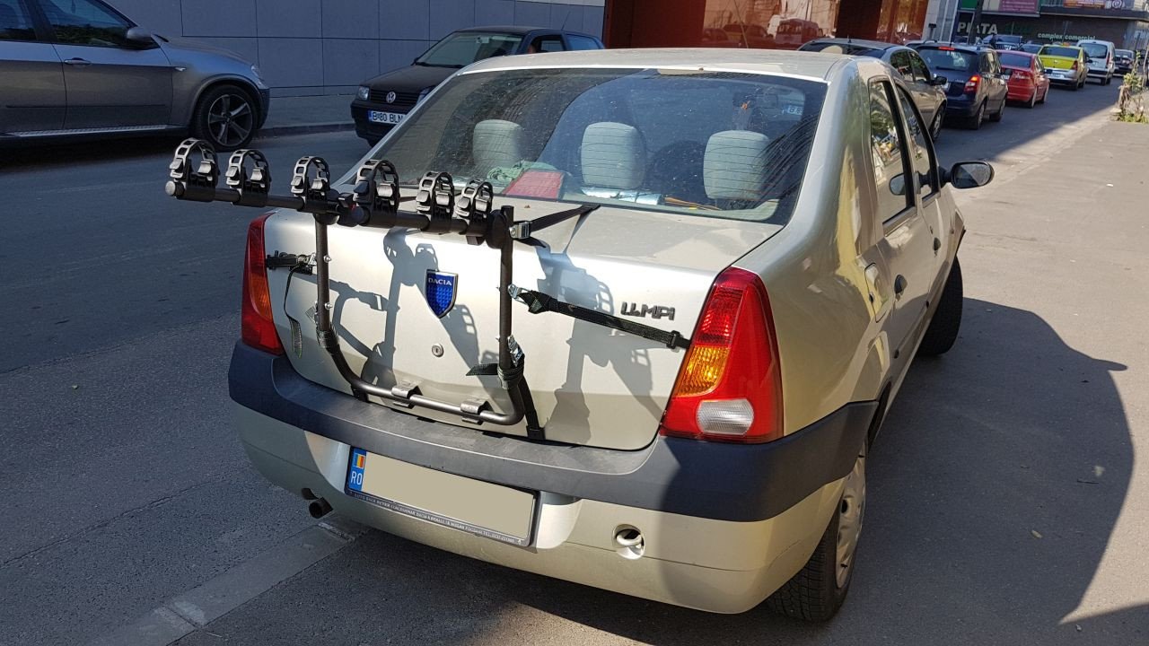 Dacia Logan with a Menabo Mistral rear bike rack