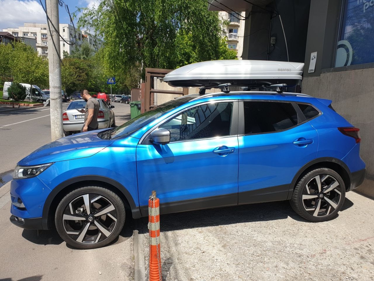 Nissan Qashqai with Menabo Tiger roof bars and a Menabo Mania roof box