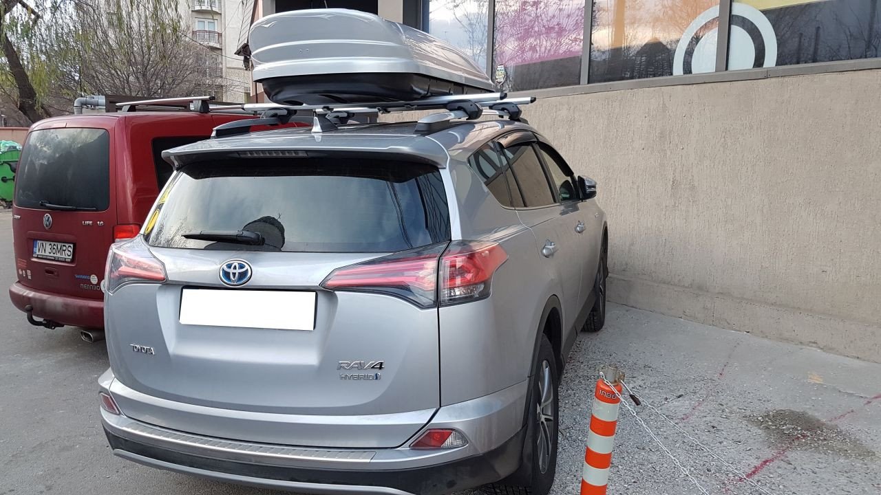 Toyota RAV4 with Menabo Dozer roof bars and a Menabo Mania roof box