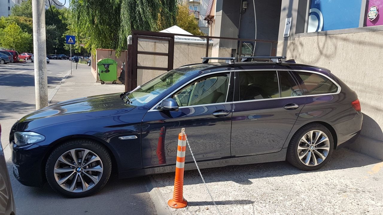 BMW 5 Series with Menabo Tiger roof bars and a Menabo Marathon roof box