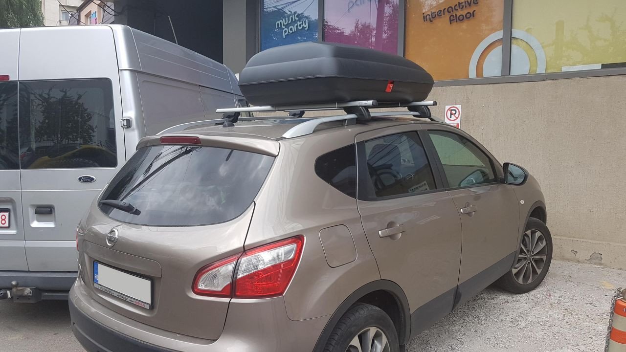 Nissan Qashqai with Menabo Sherman roof bars and a Carbon Look roof box