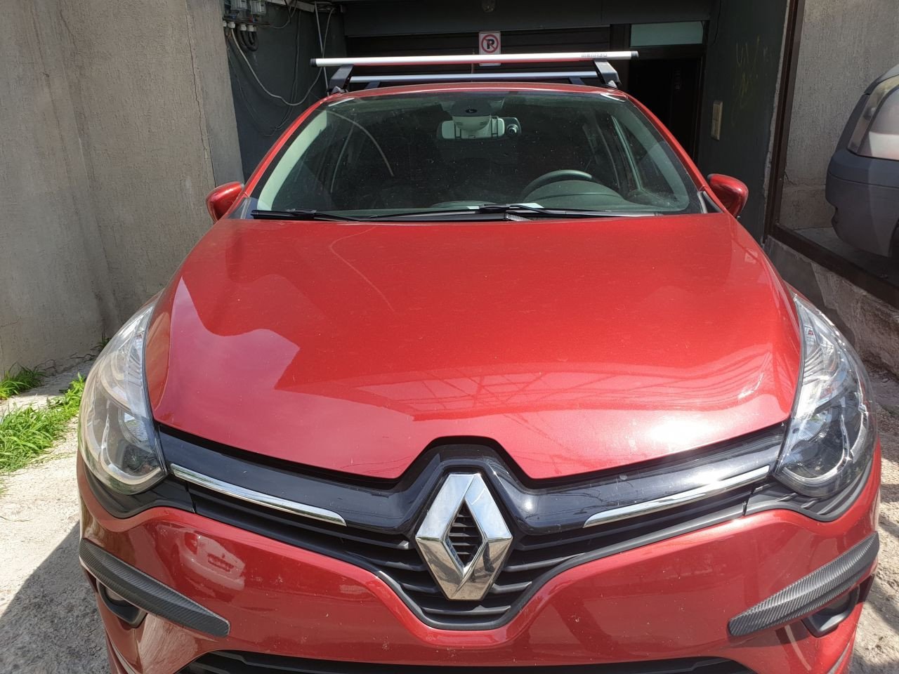 Renault Clio with Menabo Tema roof bars