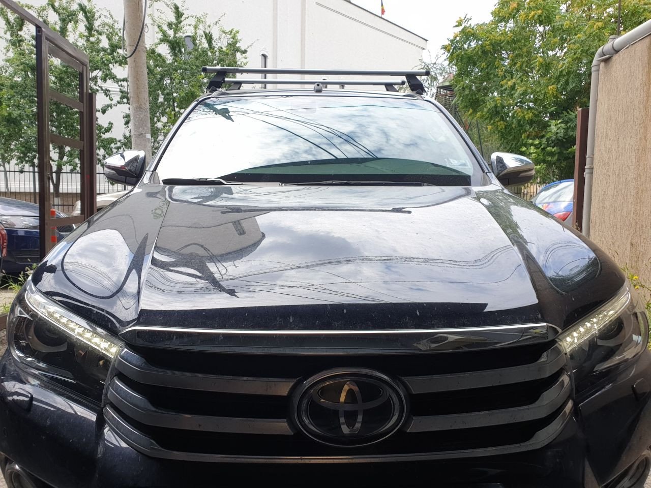 Toyota Hilux with Menabo Tema roof bars