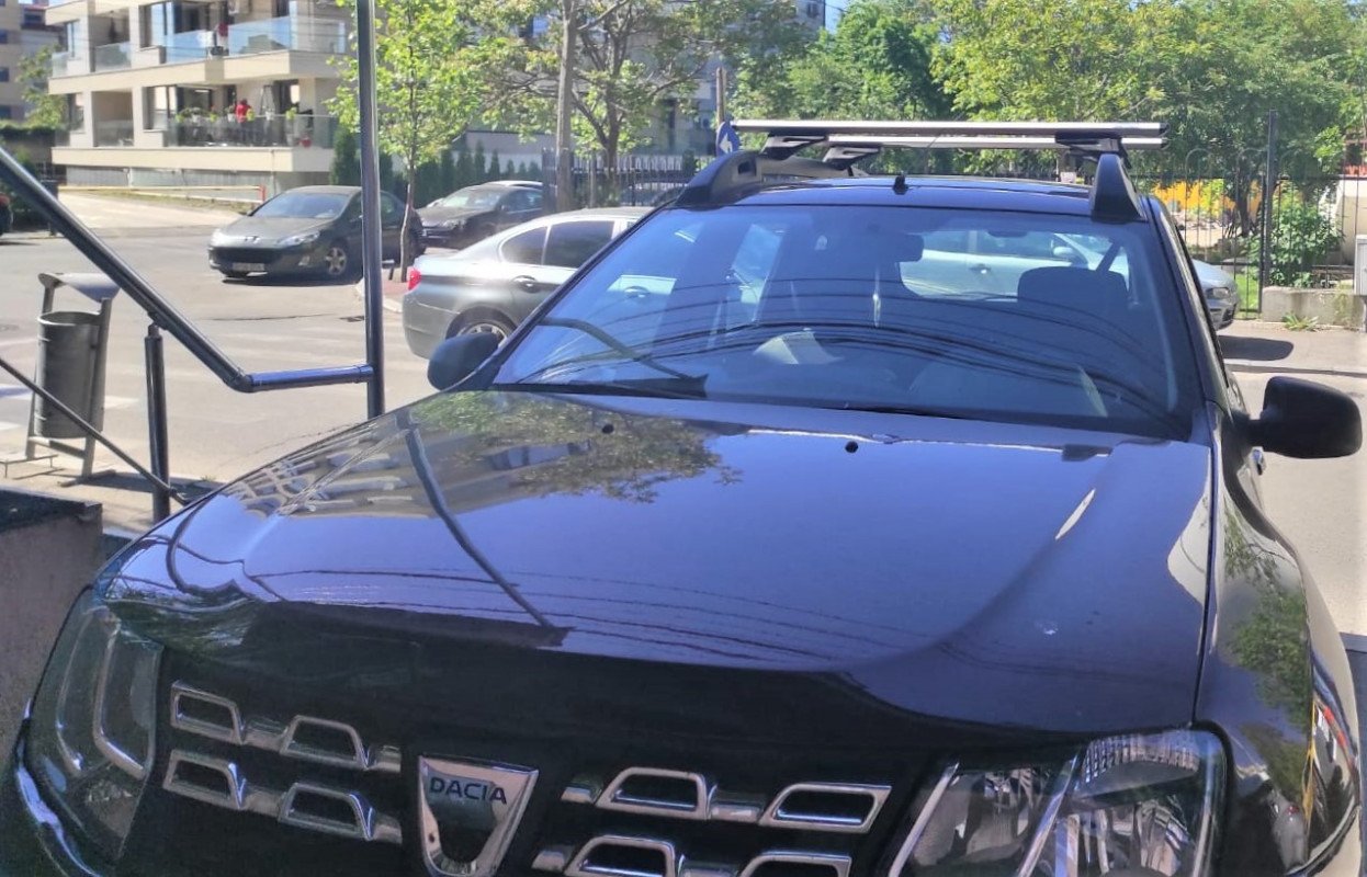 Dacia Duster with Menabo Profile M roof bars