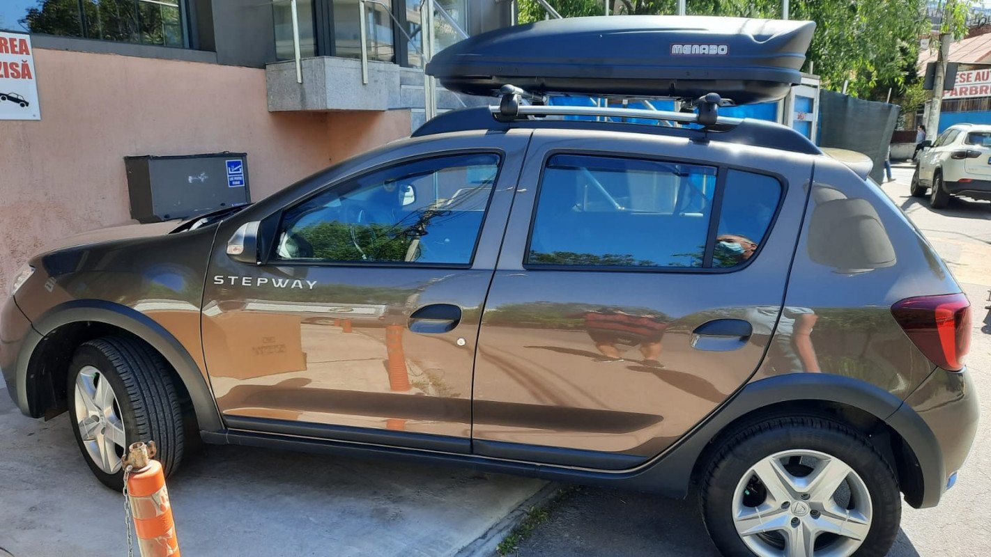 Dacia Sandero Stepway with Menabo Brio roof bars and a Menabo Marathon roof box