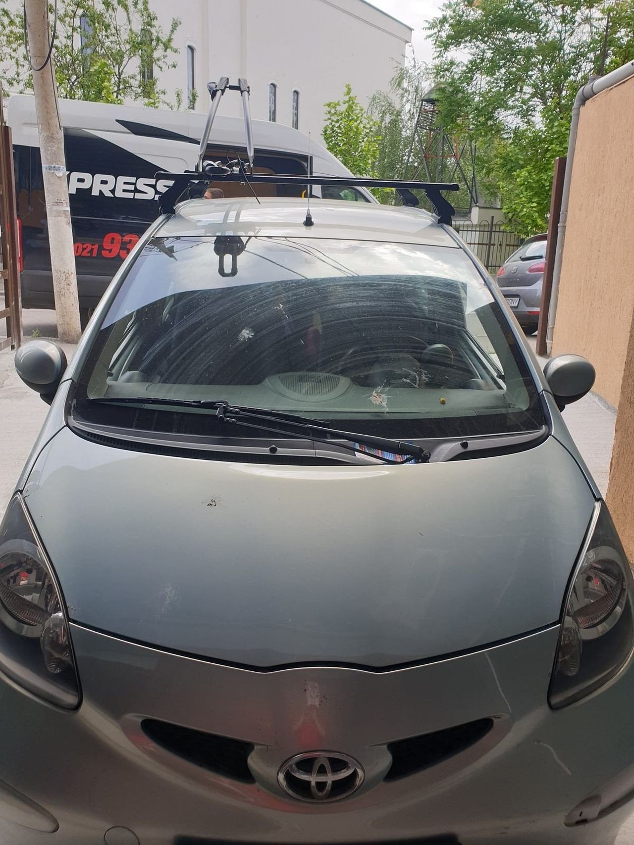 Toyota Yaris with K39 roof bars and a Thule FreeRide bike rack