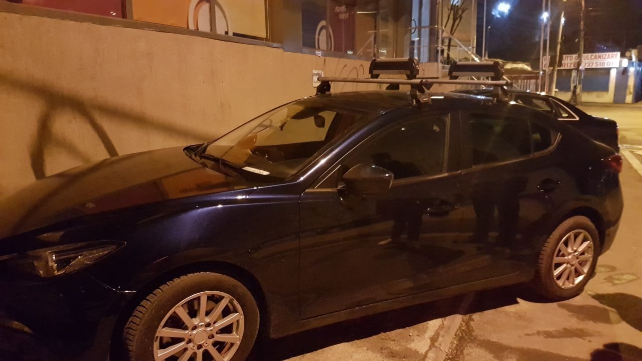Mazda 3 with Menabo Tema Aluminium roof bars and a Menabo Iceberg ski & snowboard rack