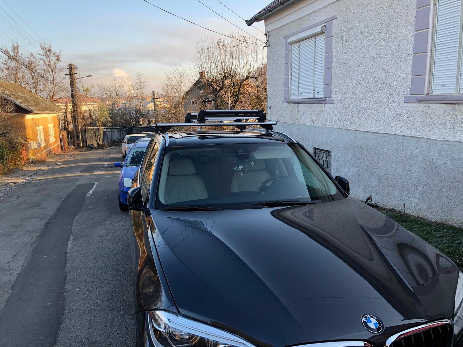 BMW X5 with Menabo Lince Silver roof bars and a Menabo Frozen Alu ski & snowboard rack