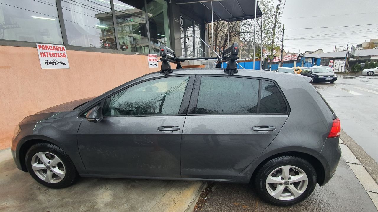 Volkswagen Golf 7 with Menabo Delta Black roof bars and a Menabo Frozen Alu ski & snowboard rack