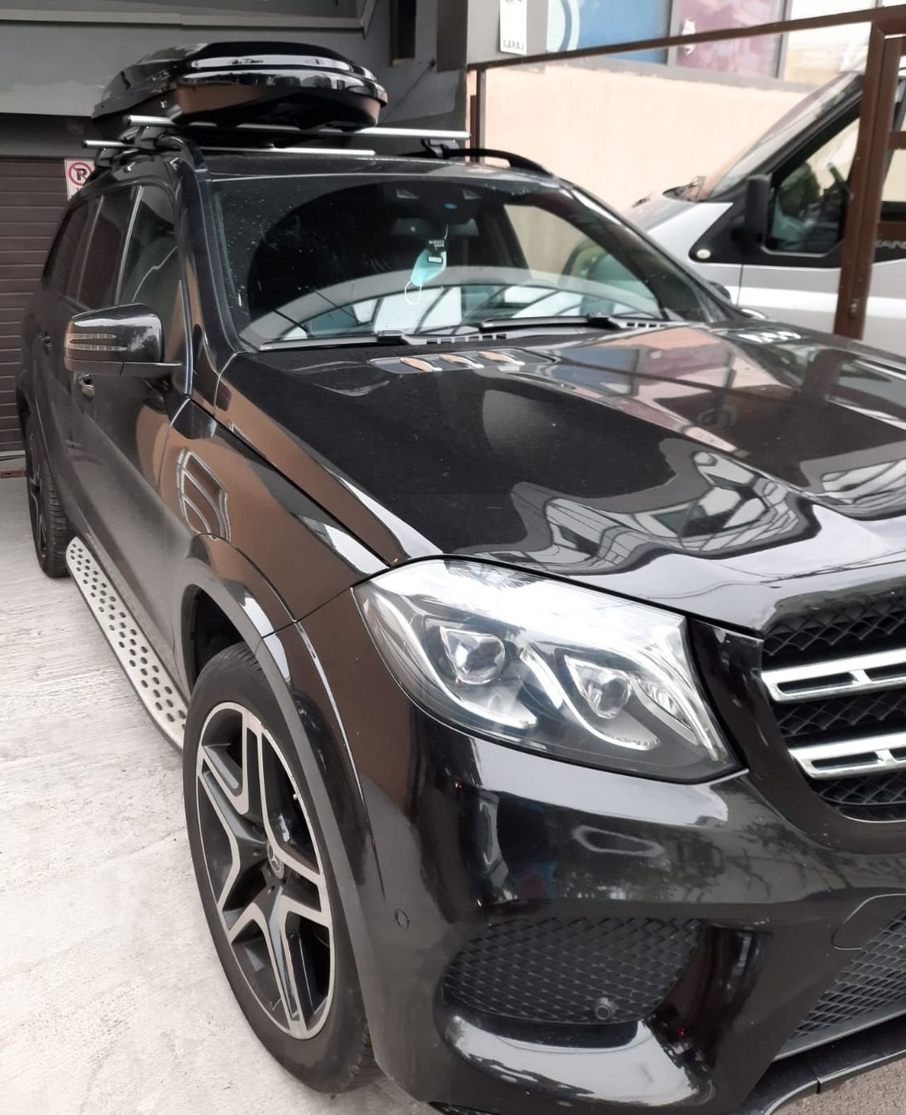 Mercedes GLS with a Menabo Diamond roof box