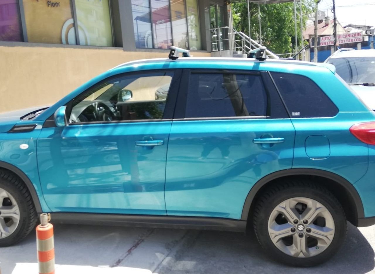 Suzuki Vitara with Menabo Tiger Silver roof bars