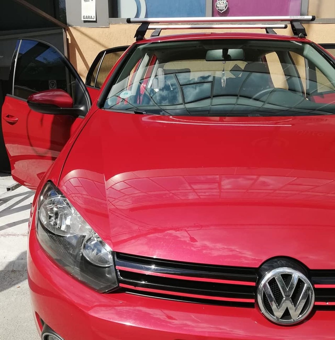 Volkswagen Golf 6 with Menabo Tema roof bars and a bike rack