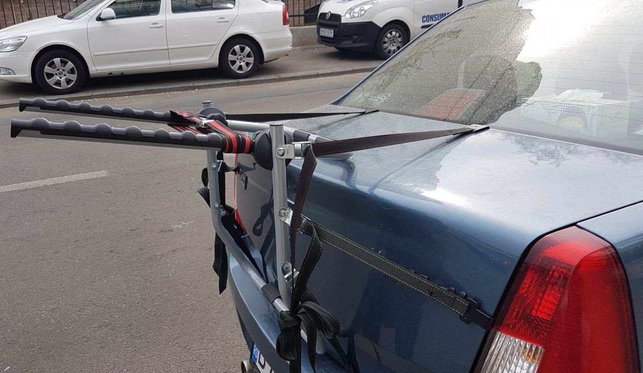 Dacia Logan with a Menabo Biki bike rack