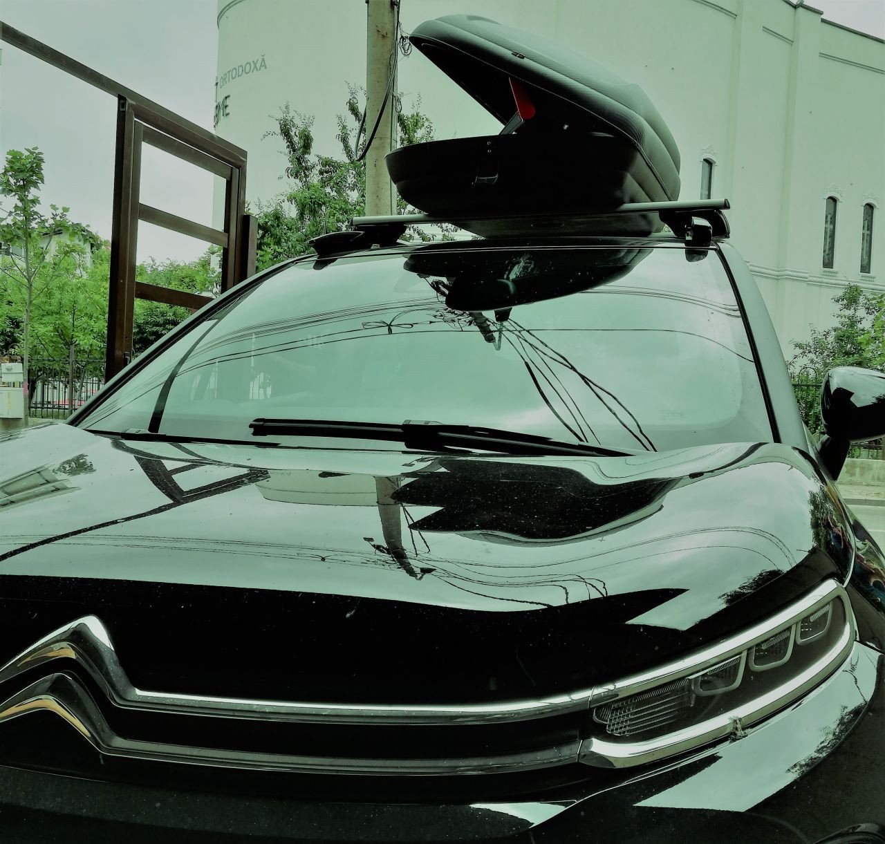 Citroen C3 with a Carbon Look roof box