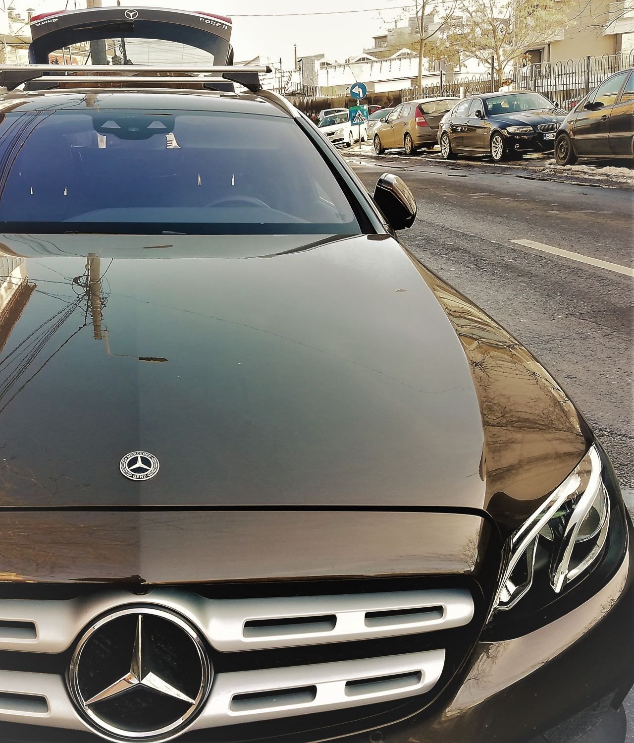 Mercedes E-Class with Menabo Tema roof bars