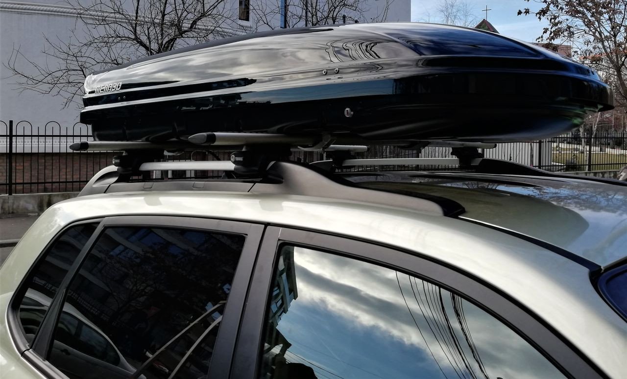 Hyundai Santa Fe with a Menabo Mania roof box