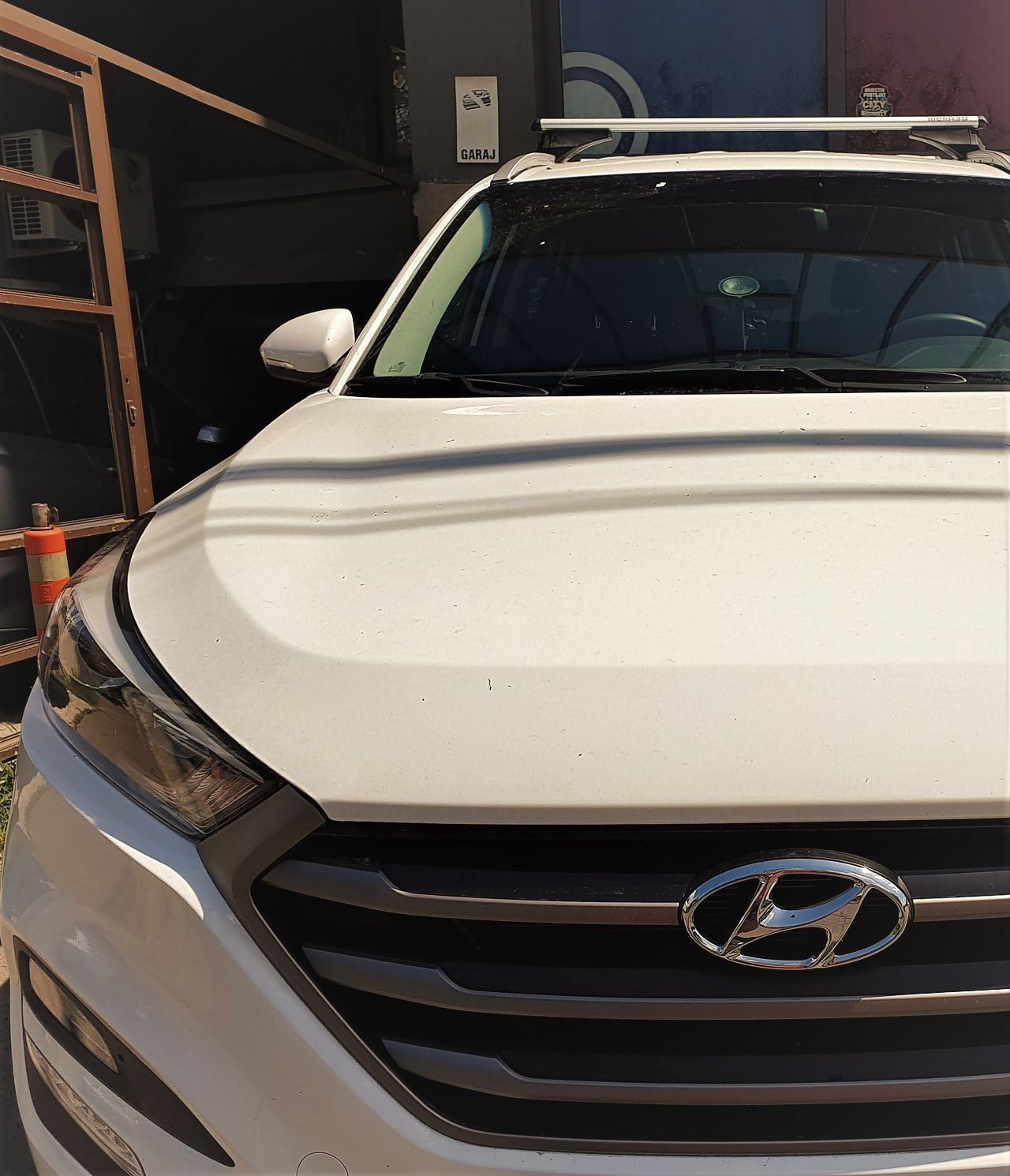 Hyundai Tucson bare transversale Menabo Tiger Silver si cutie portbagaj Menabo Mania