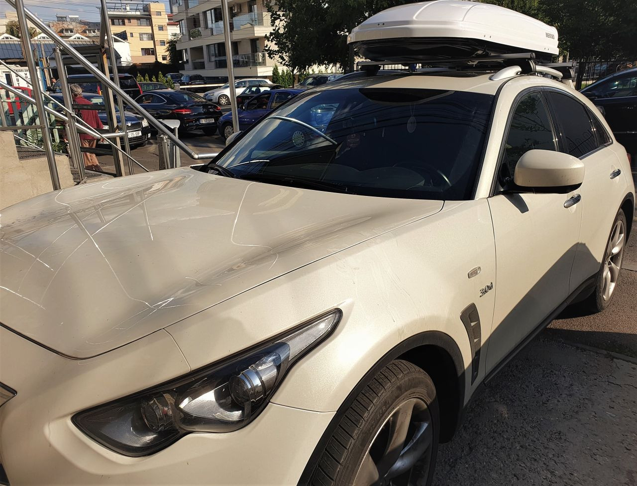 Infinity QX 70 bare transversale Menabo Tema si cutie portbagaj Menabo Mania