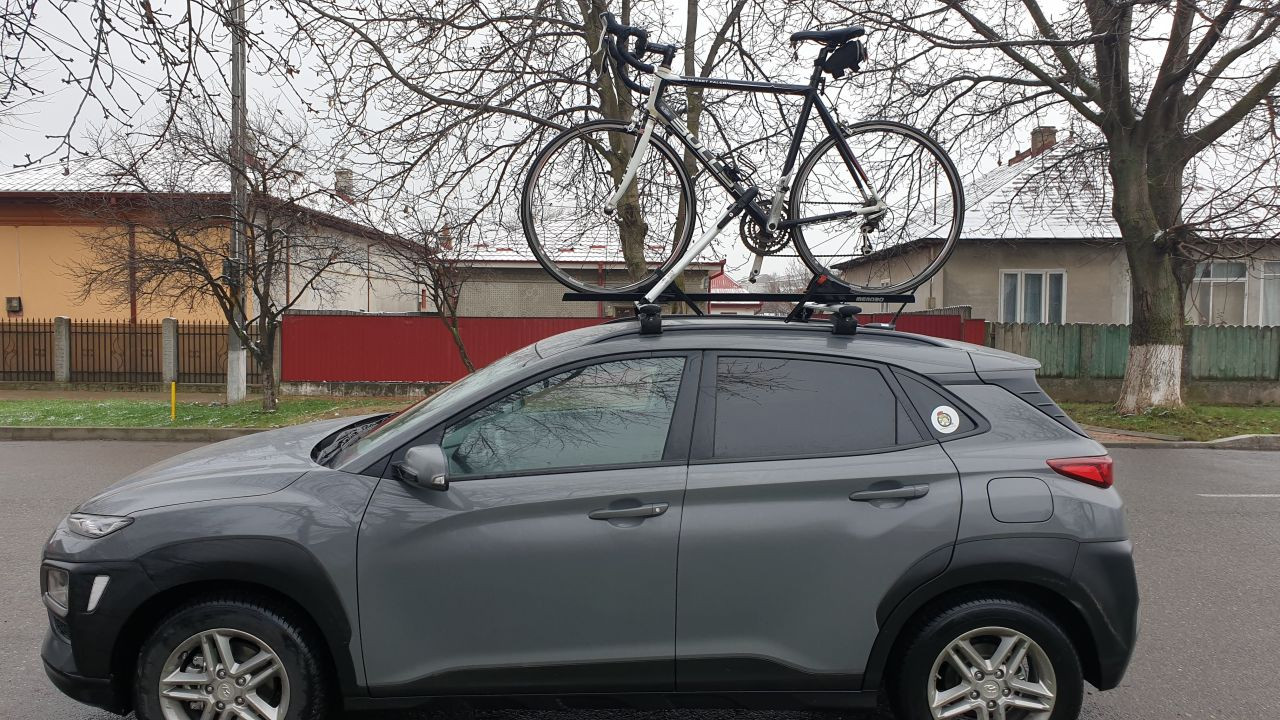 Hyundai Kona bare transversale Menabo Lince Silver si suport bicicleta Menabo Juza