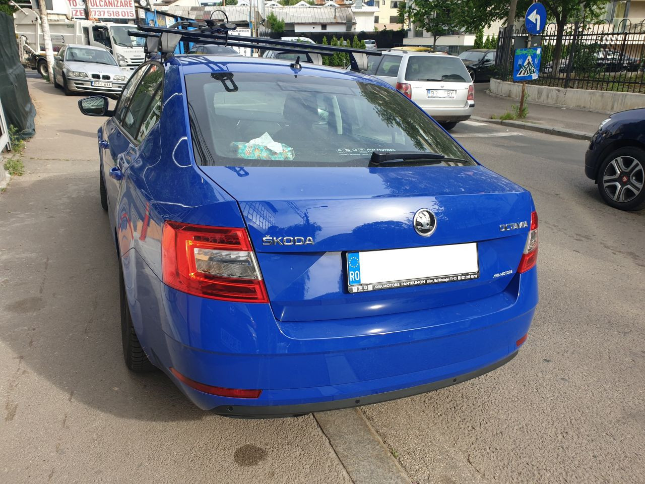 Skoda Octavia bare transversale Menabo Delta Black si suport bicicleta Thule Freeride