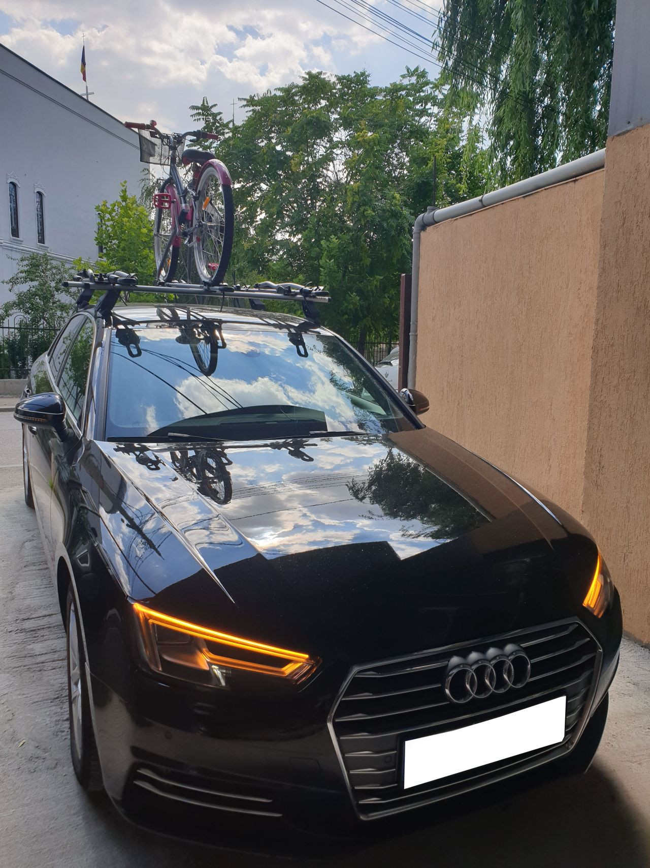 Audi bare transversale Menabo Tema si suport bicicleta Thule FreeRide